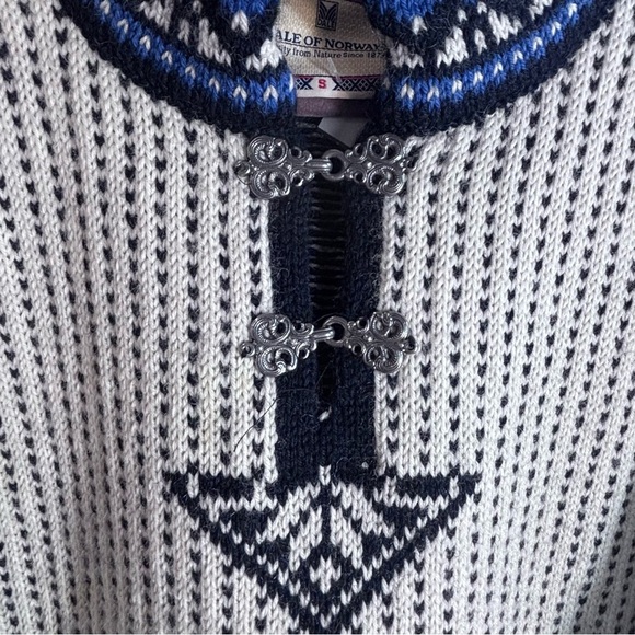 DALE OF NORWAY Sz S White and Blue Patterned Scandinavian Style Wool Sweater - Picture 2 of 9